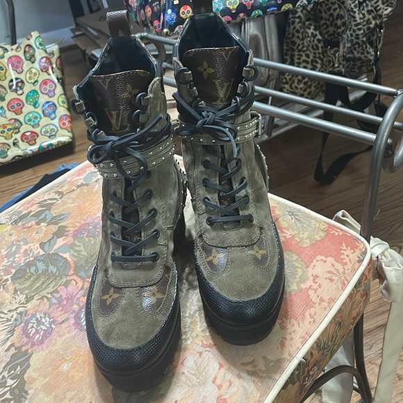 LOUIS VUITTON Suede Calfskin Monogram Laureate Platform Desert Boots Kaki - Picture 3 of 17